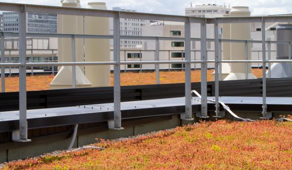 Garde-corps, système de sécurité fixe pour toit plat